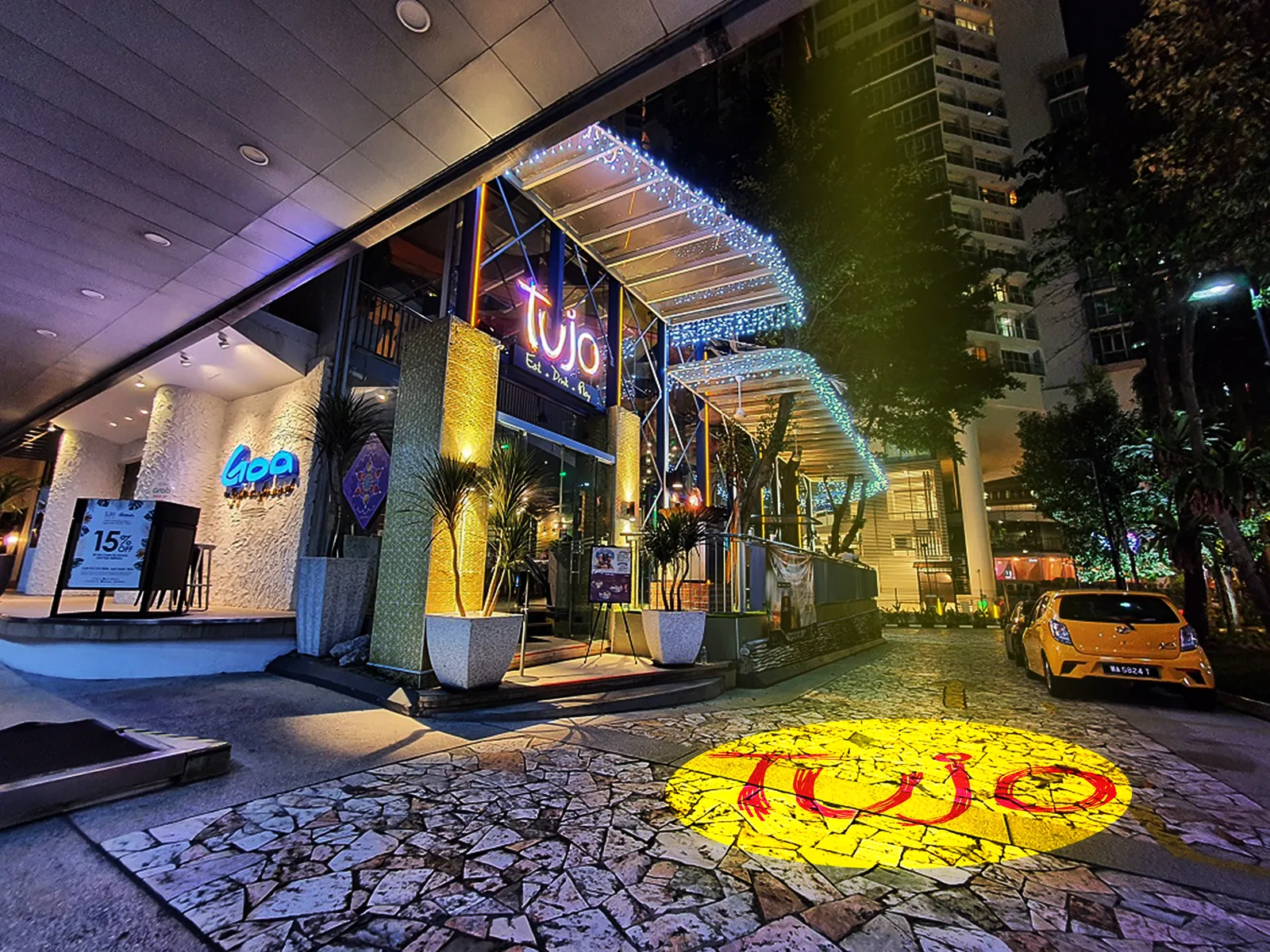 Restaurant interior with ambient light — Average setting