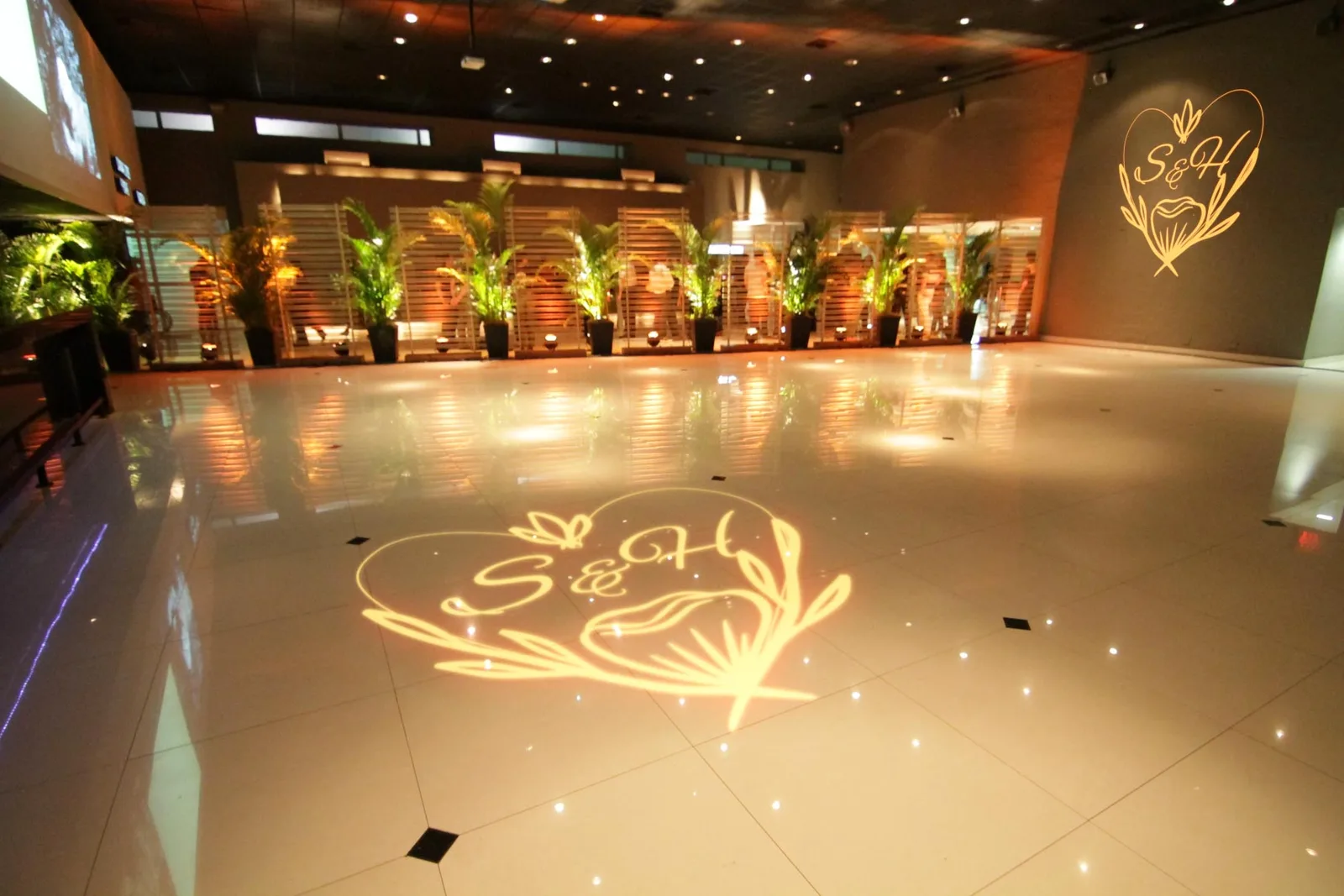 Custom wedding gobo in a dim venue — Dark setting