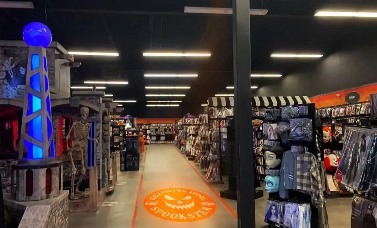 Gobo Projector vs. Signs & Billboards: Which Wins for Your Business?